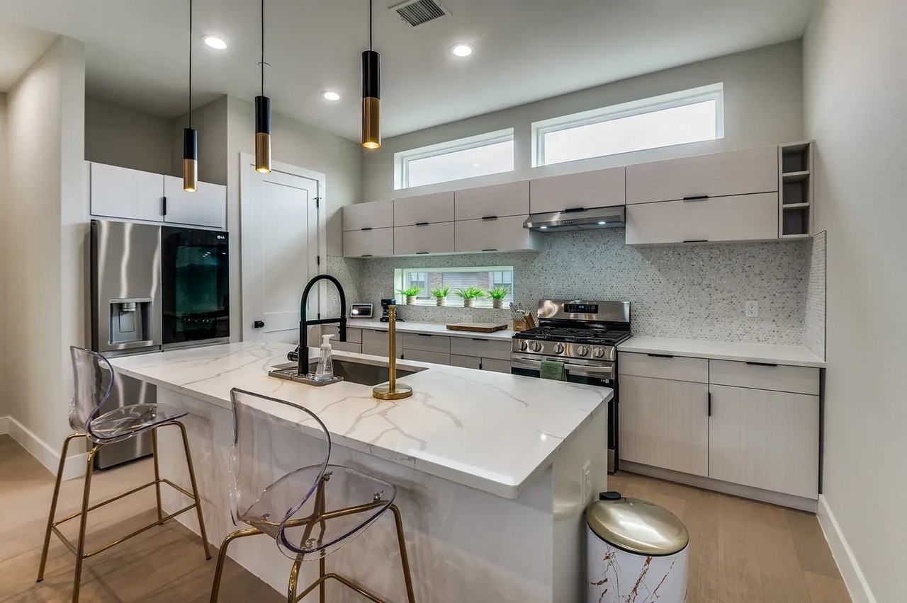 145 N Henderson Ave #104 - Photo 5 of 12