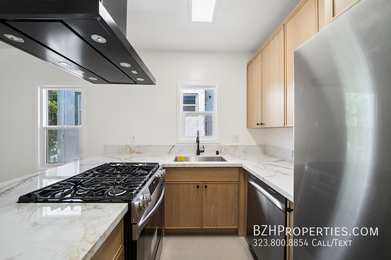 1282 N Hayworth Ave - Photo 5 of 12