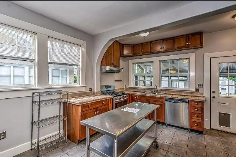 349 Broad St - Photo 4 of 11
