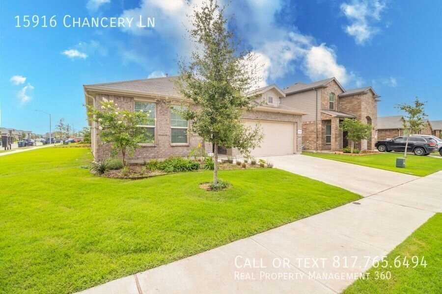 15916 Chancery Ln - Photo 3 of 24