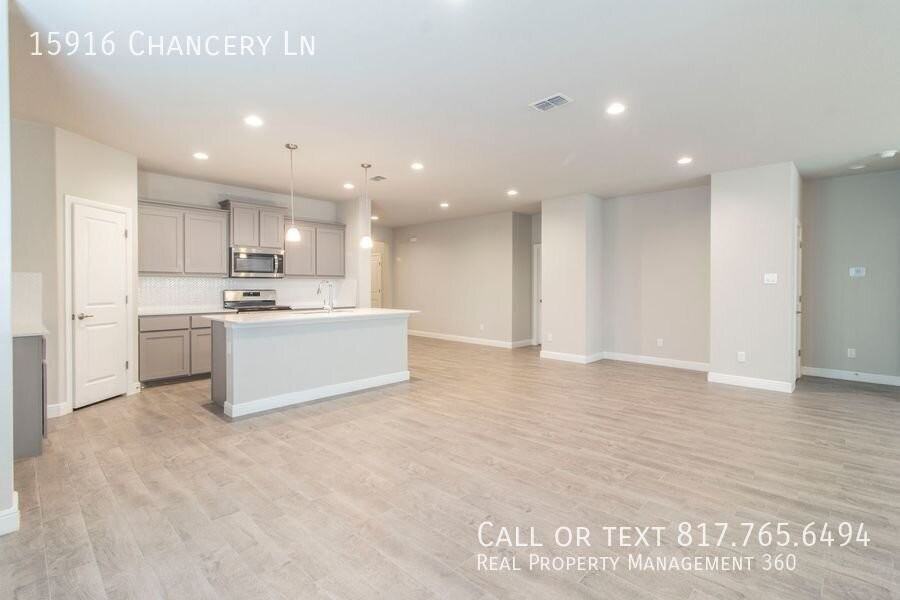 15916 Chancery Ln - Photo 4 of 24