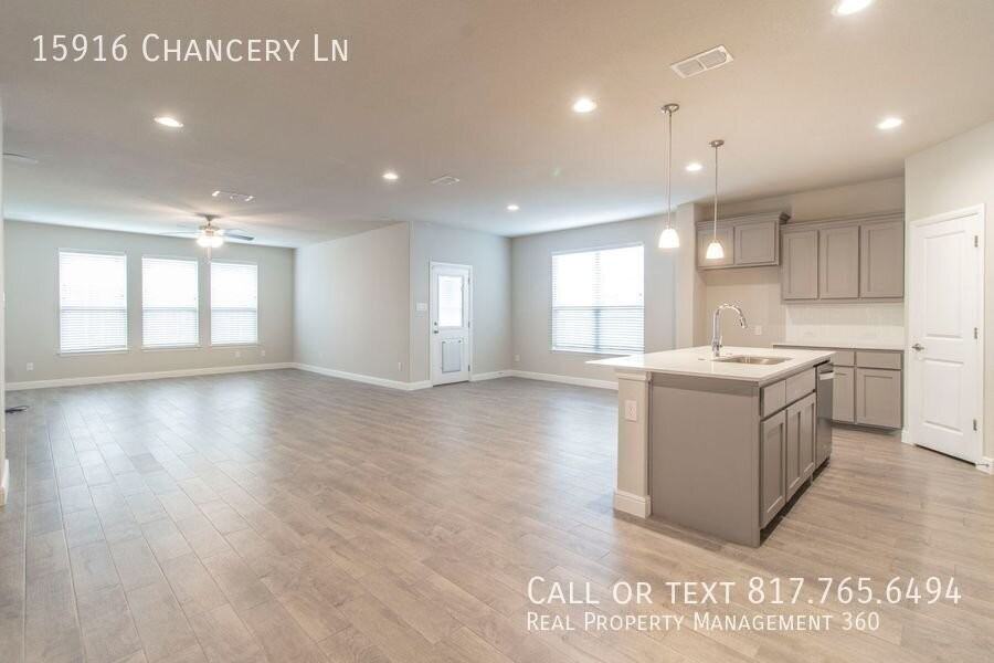 15916 Chancery Ln - Photo 5 of 24