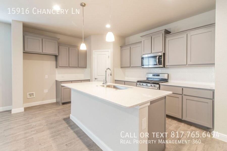 15916 Chancery Ln - Photo 6 of 24