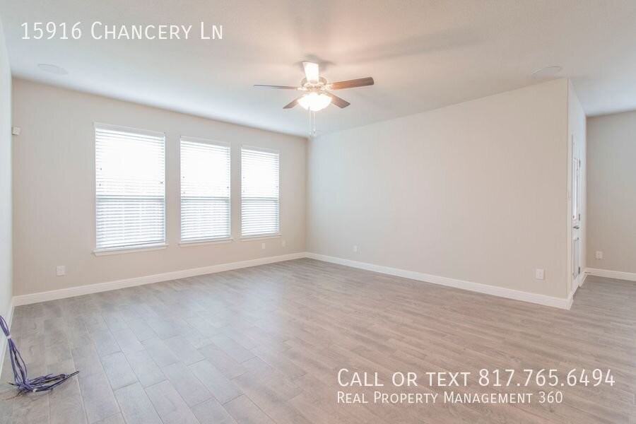 15916 Chancery Ln - Photo 7 of 24