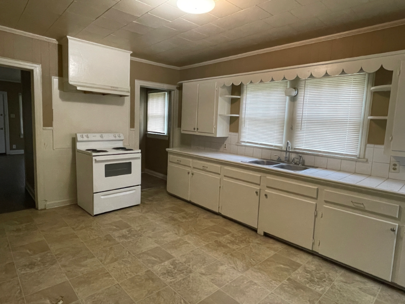 120 W Foch St - Photo 2 of 7