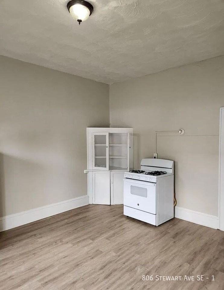 806 Stewart Ave Se #1 - Photo 2 of 7