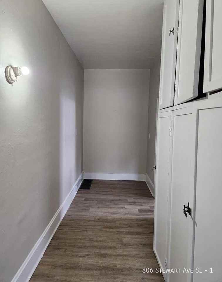 806 Stewart Ave Se #1 - Photo 3 of 7