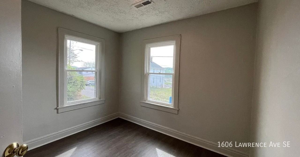 1606 Lawrence Ave Se - Photo 2 of 11