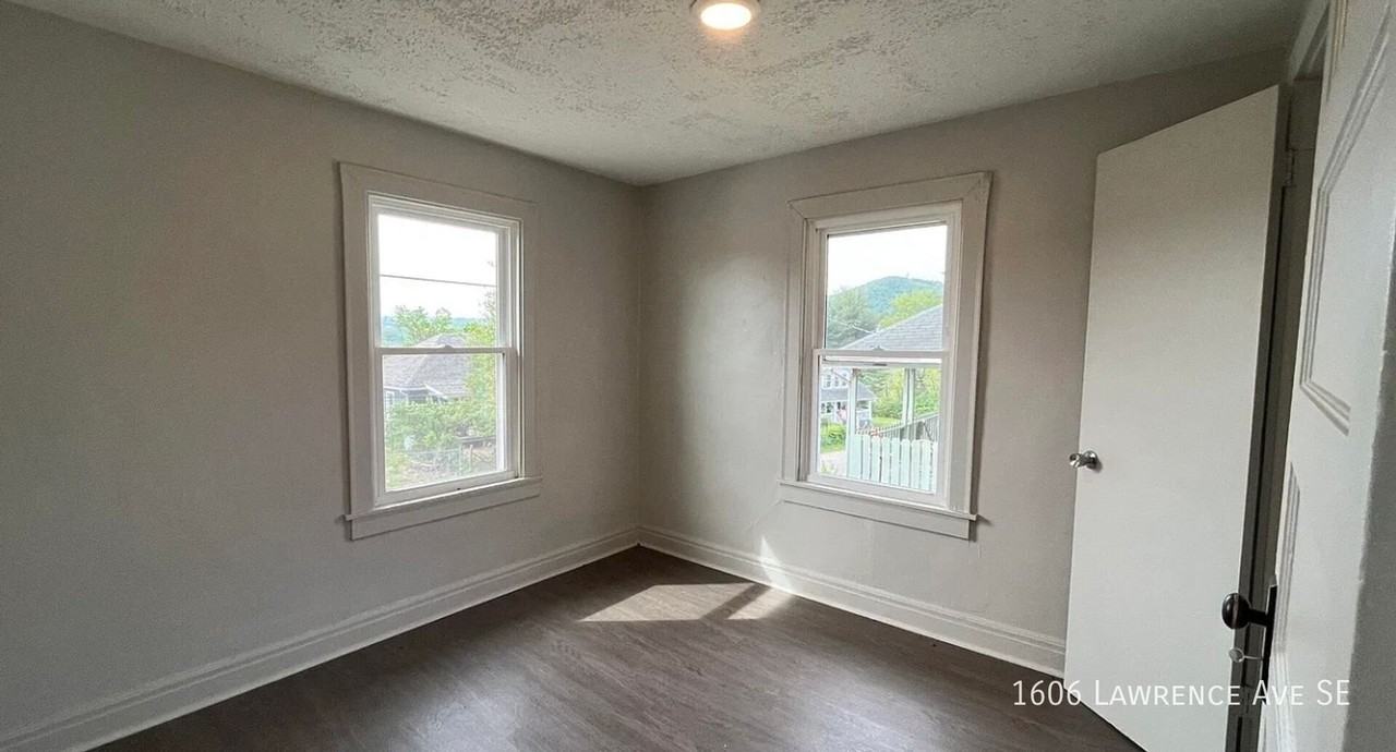 1606 Lawrence Ave Se - Photo 4 of 11