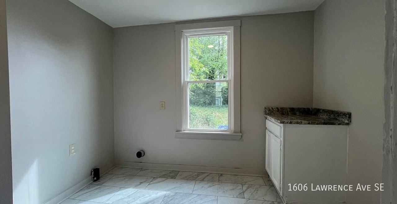 1606 Lawrence Ave Se - Photo 5 of 11