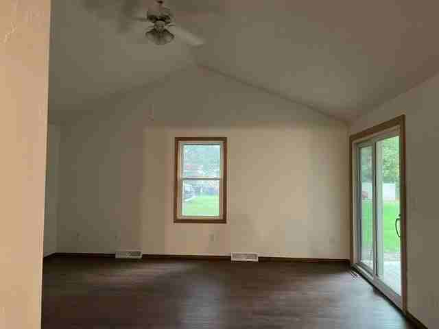3218 Manitowoc Rd - Photo 6 of 10