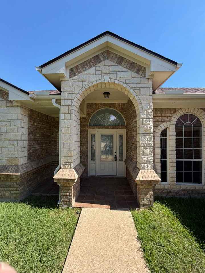 2411 Nickelback Dr - Photo 2 of 23