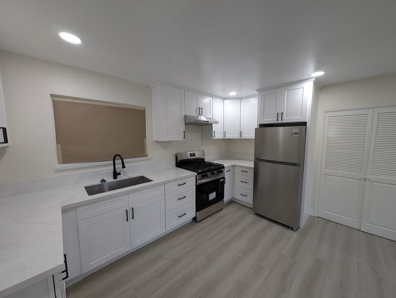 1504 S Grand Ave #1504 - Photo 3 of 13