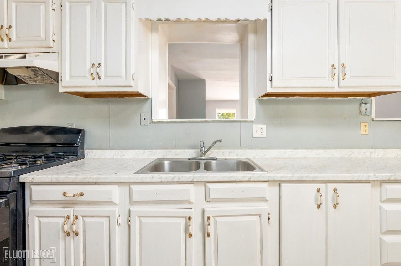 202 Carole St - Photo 5 of 22