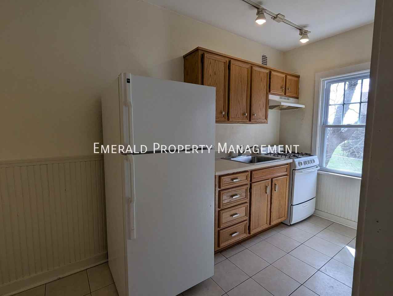 1420 E State St #6 - Photo 5 of 9