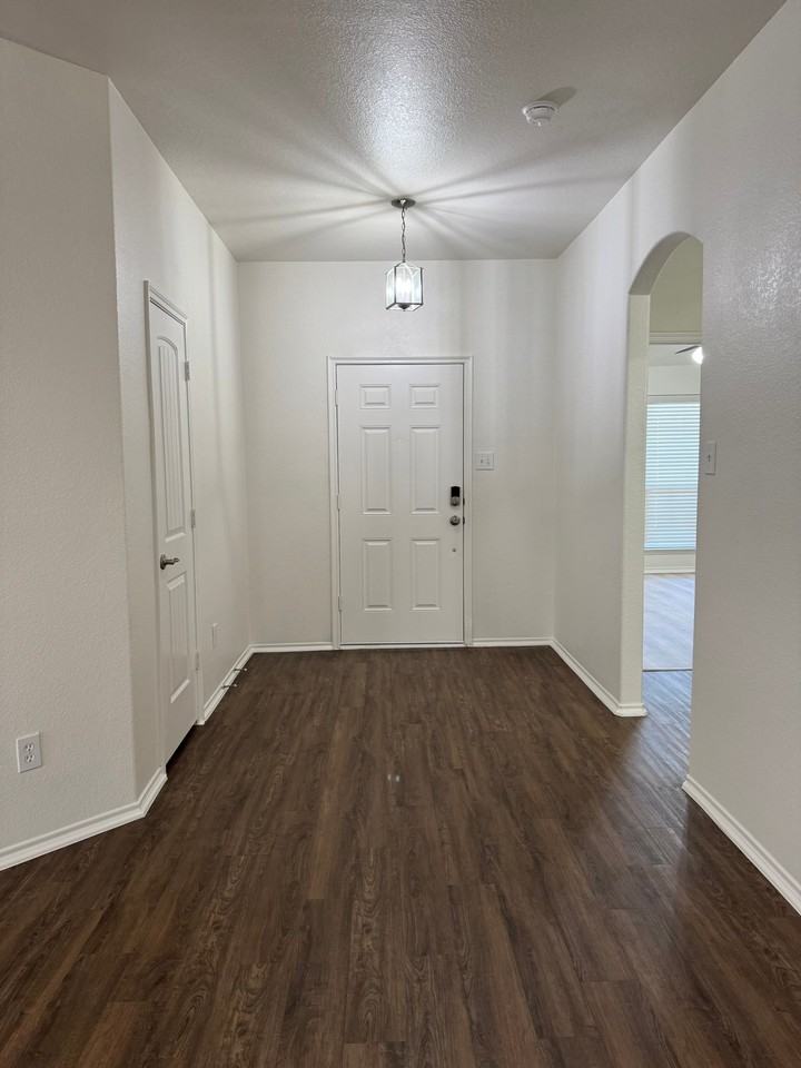 1006 Lancashire Ln - Photo 2 of 15