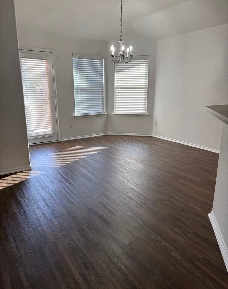 1006 Lancashire Ln - Photo 3 of 15