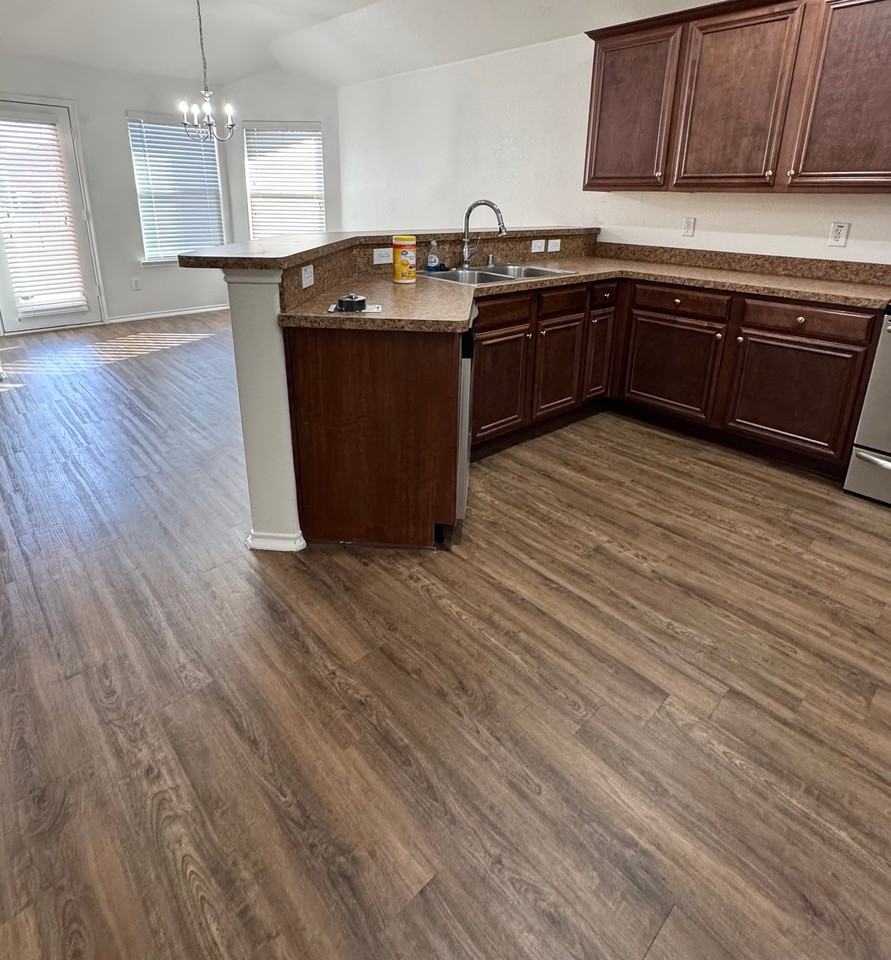 1006 Lancashire Ln - Photo 4 of 15