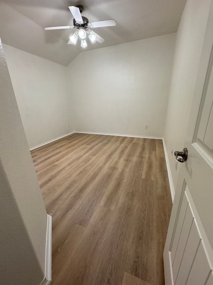 1006 Lancashire Ln - Photo 6 of 15