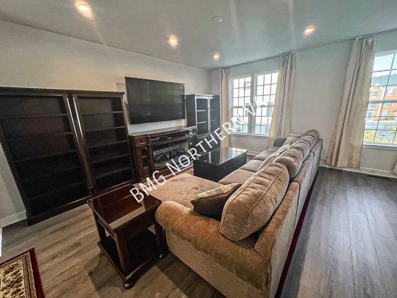 42522 Tiber Falls Sq - Photo 4 of 36