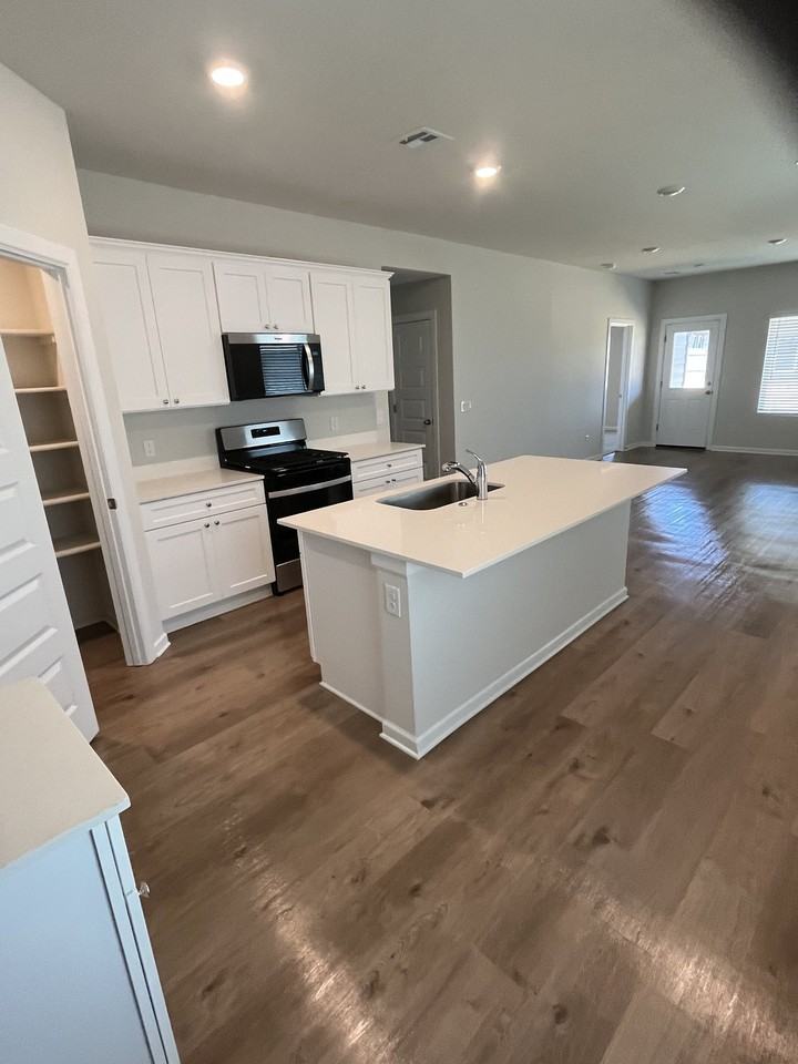621 Ne 104th St - Photo 4 of 5