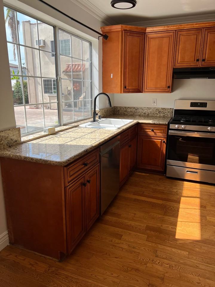 967 N Serrano Ave #1-2 - Photo 4 of 20