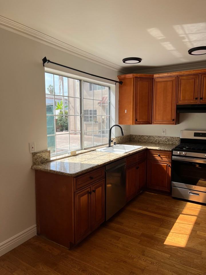 967 N Serrano Ave #1-2 - Photo 7 of 20