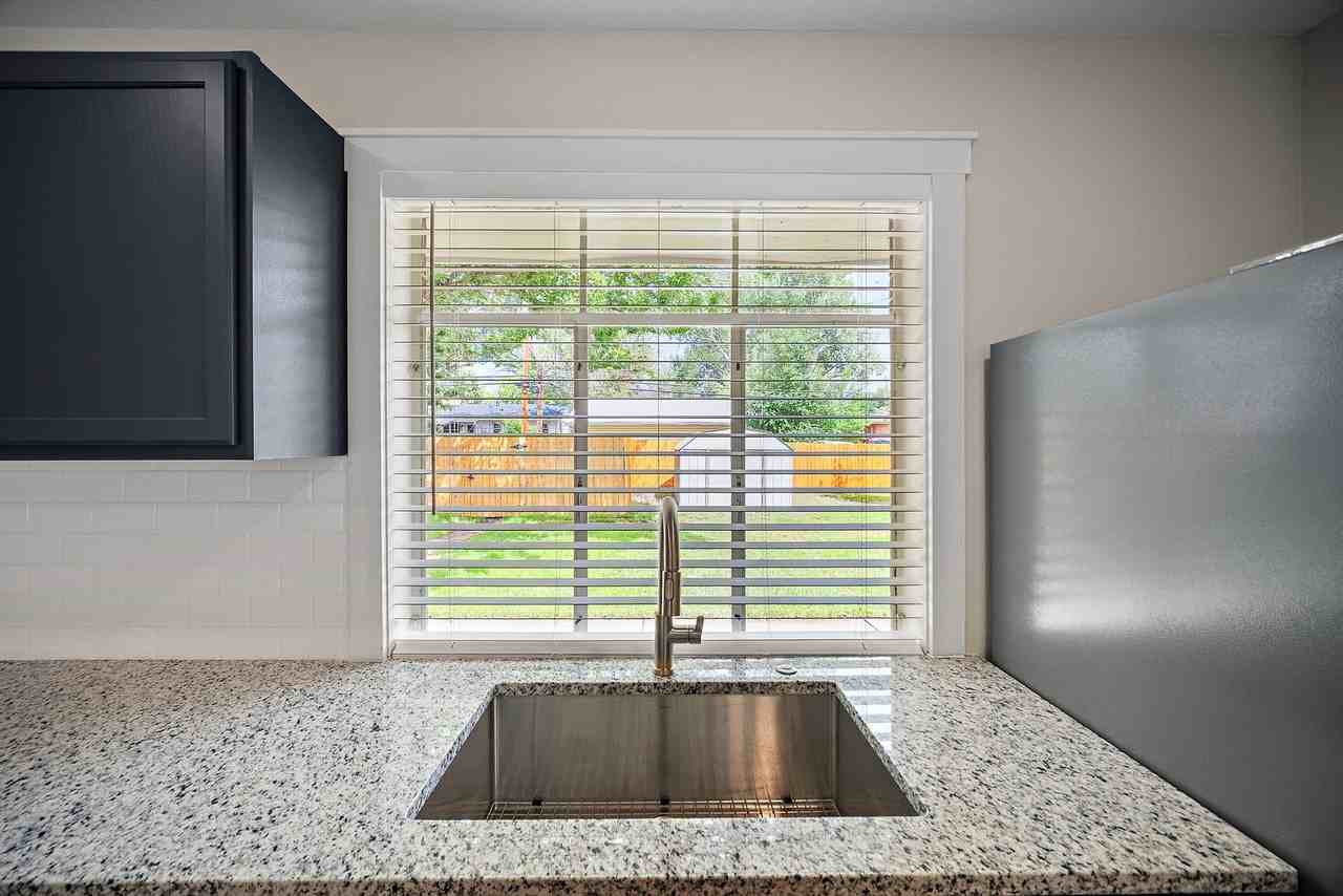 2931 Illinois Ave - Photo 4 of 18
