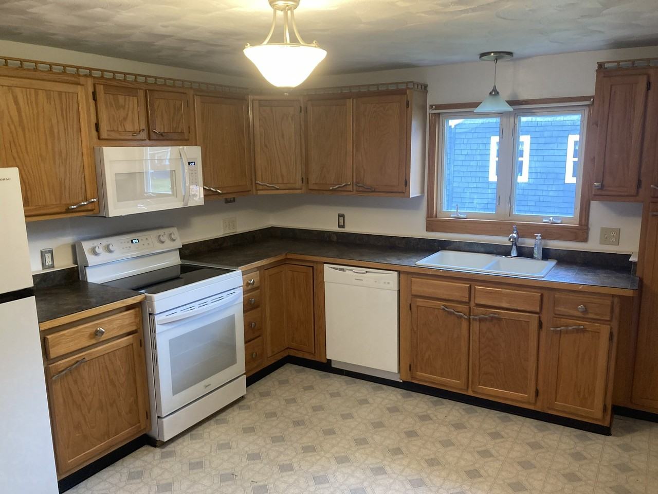 93 Montezuma St - Photo 2 of 18