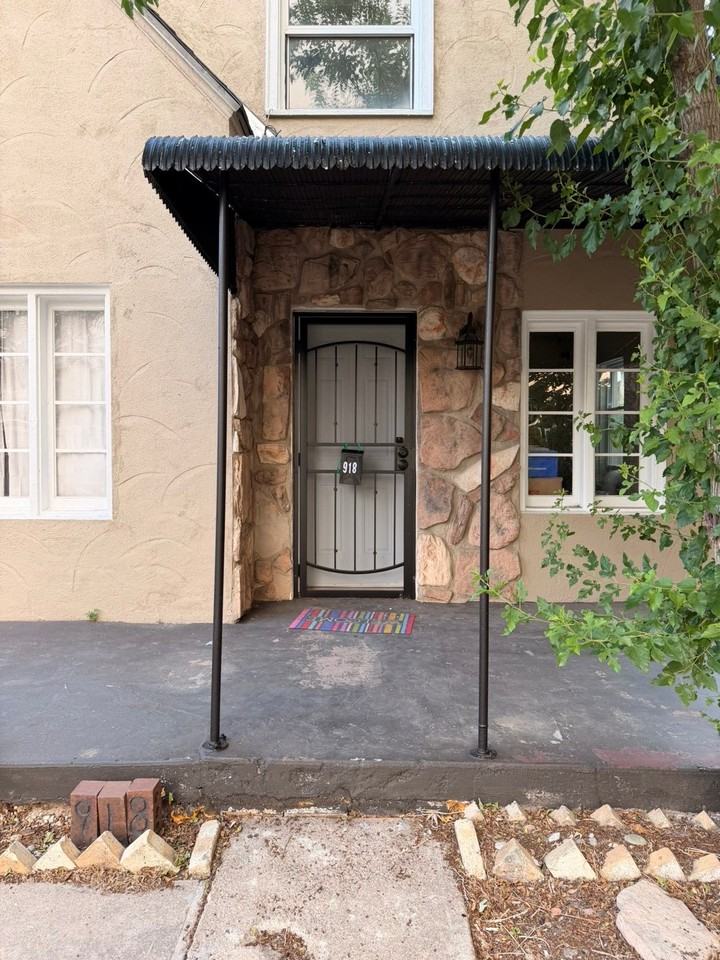 918 E 8th St - Photo 2 of 3