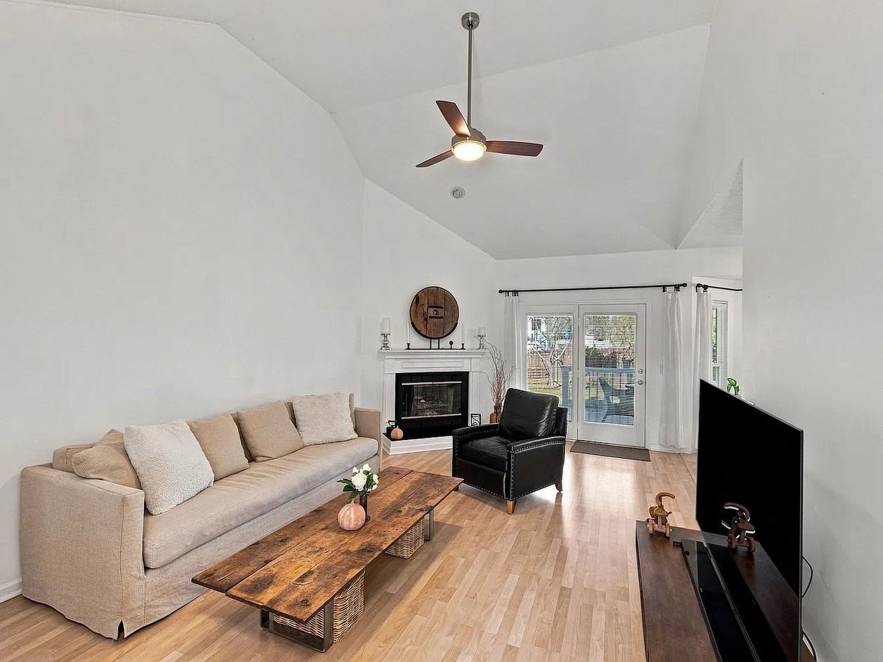 1304 Crestfield Dr - Photo 2 of 12