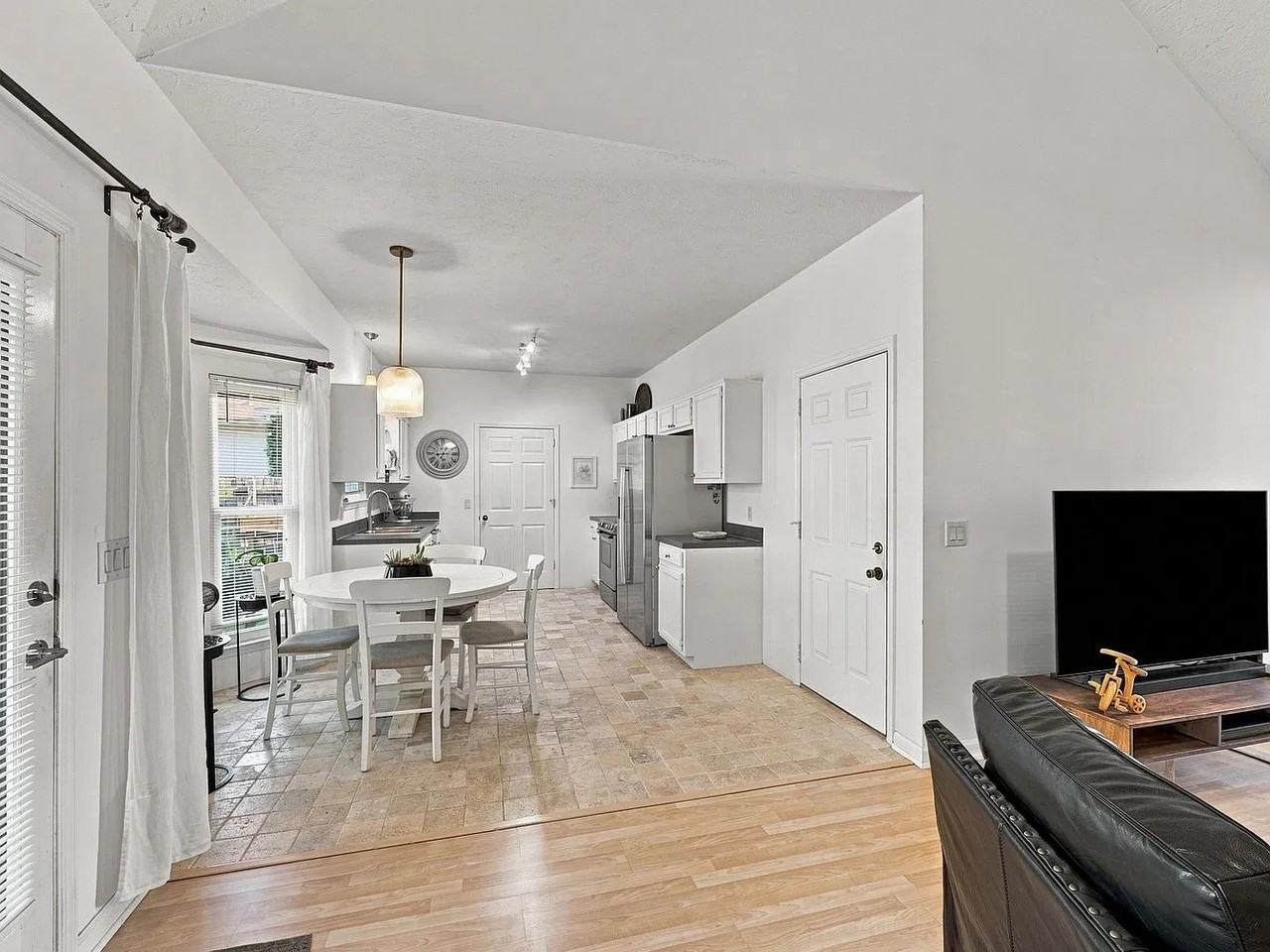 1304 Crestfield Dr - Photo 3 of 12