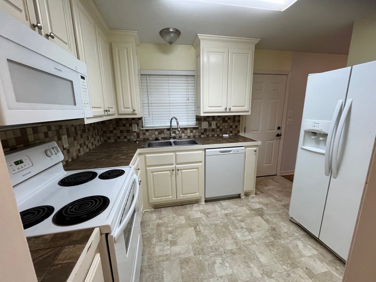 17 Rosemont Dr #1 - Photo 5 of 10
