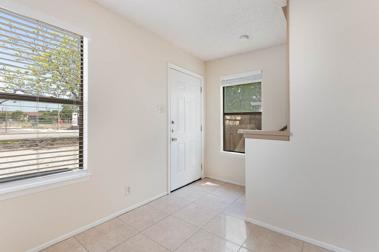326 W Byrd Blvd #1 - Photo 2 of 27