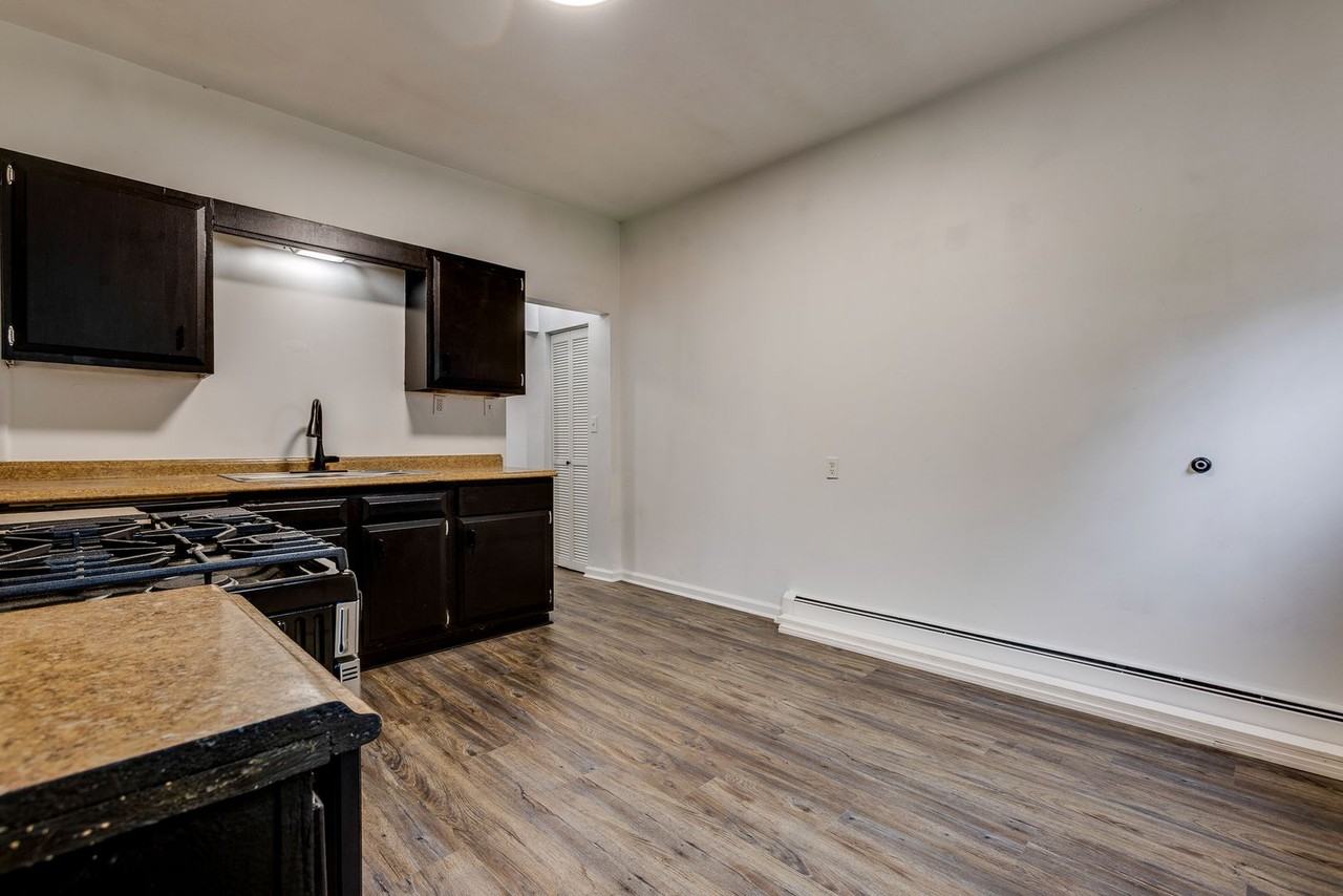 2617 Burham St - Photo 4 of 22