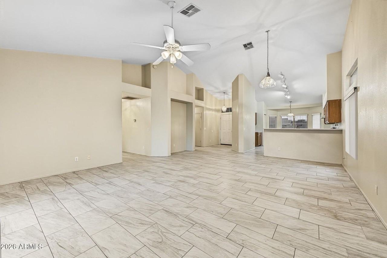 7529 W Sunnyside Dr - Photo 3 of 15