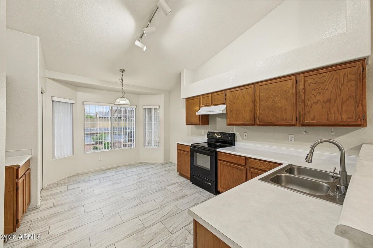 7529 W Sunnyside Dr - Photo 5 of 15