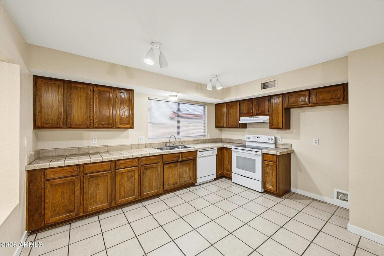 5028 W Evans Dr - Photo 7 of 19
