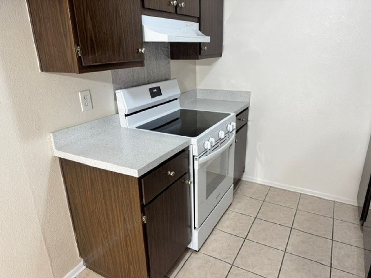TARZANA WEST APARTMENTS - Photo 4 of 13