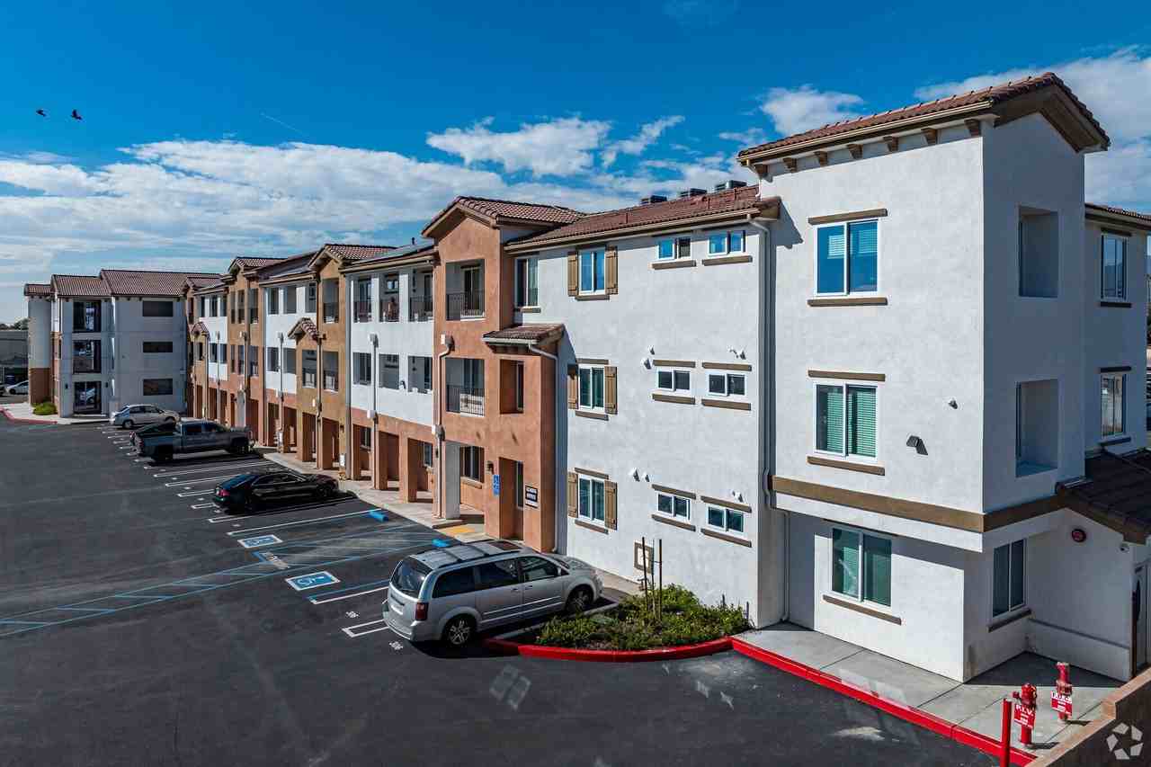 Newport Fontana - Photo 3 of 16