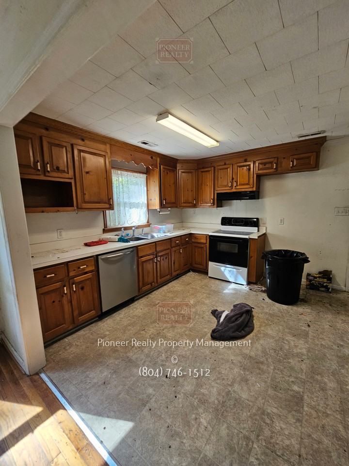 1500 Shadycrest Ln #1 - Photo 4 of 35