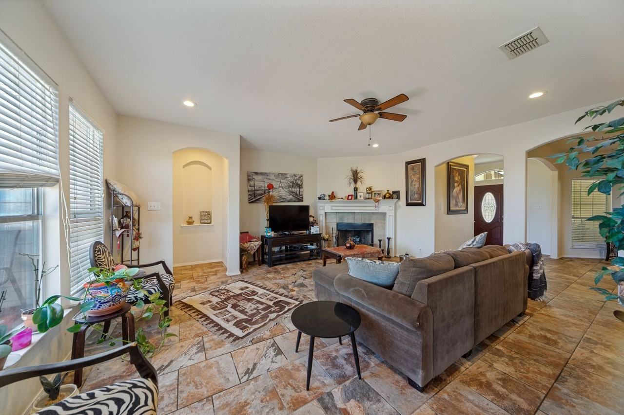 8235 Rockwell Vis - Photo 5 of 25
