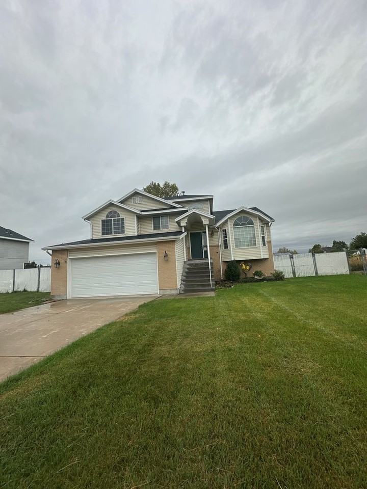 2109 N 2525 W - Photo 2 of 25