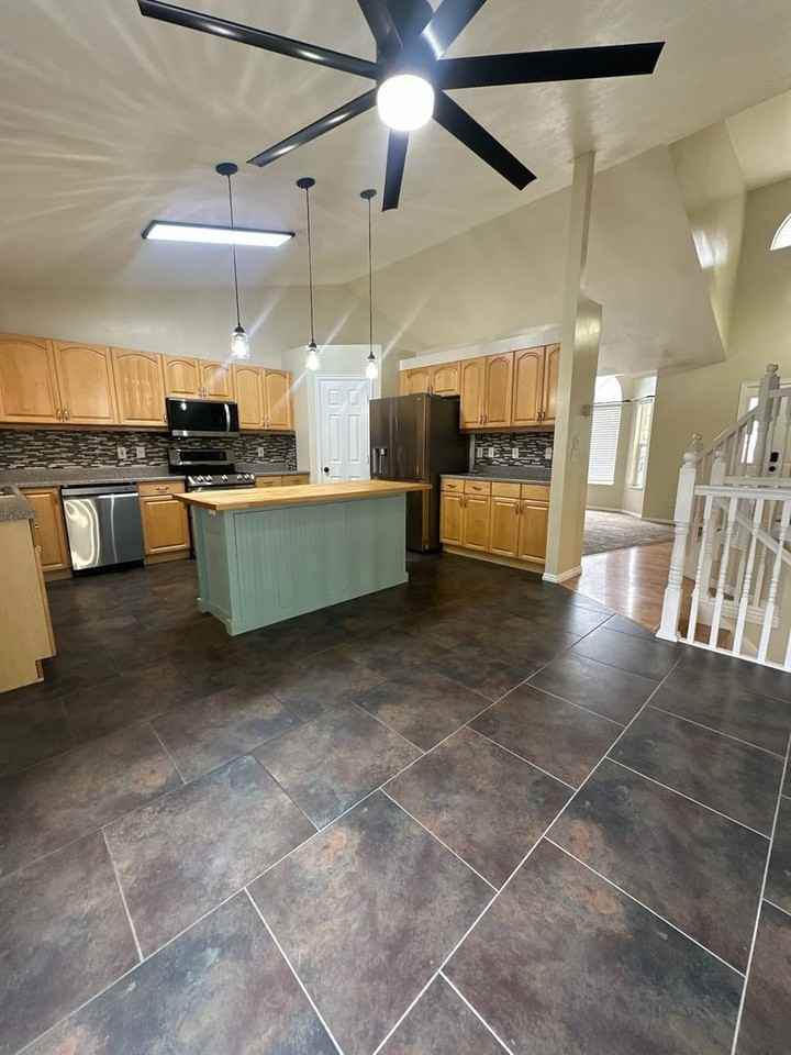 2109 N 2525 W - Photo 4 of 25