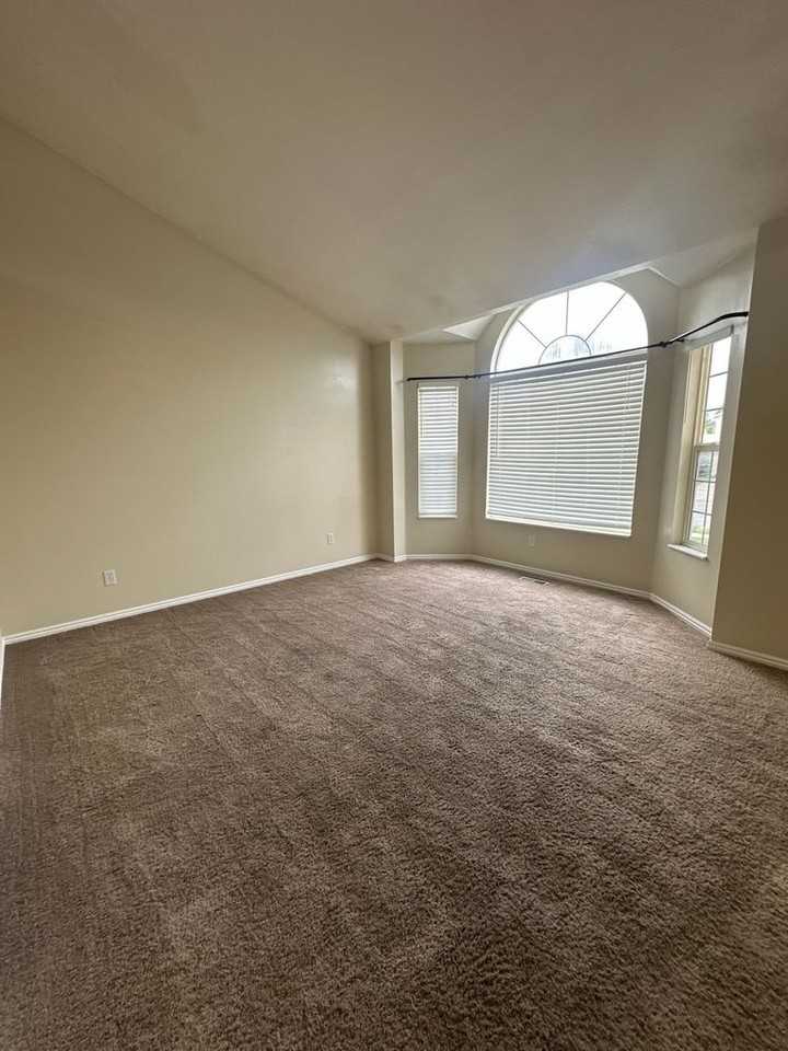 2109 N 2525 W - Photo 6 of 25