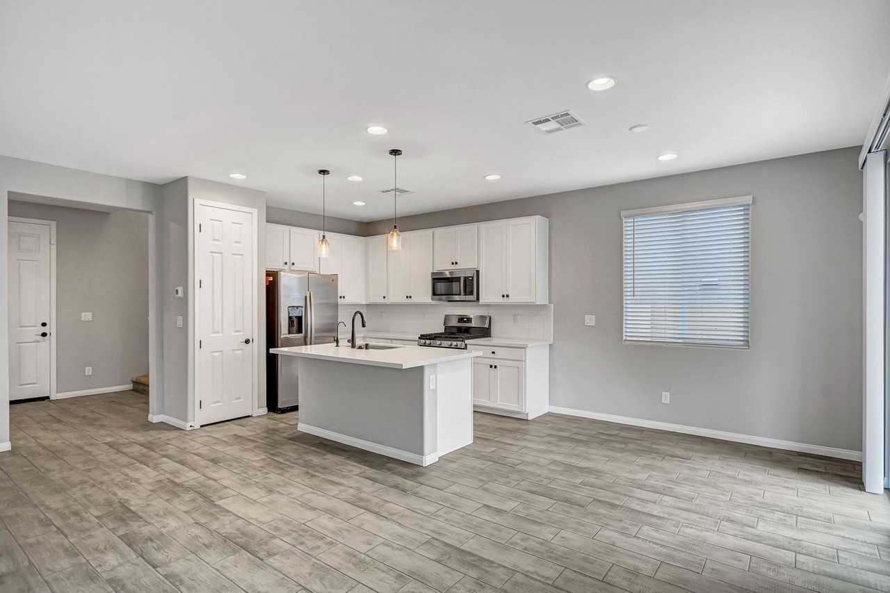 3221 Cromford Dr - Photo 3 of 30