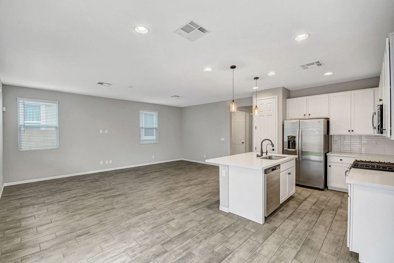 3221 Cromford Dr - Photo 4 of 30
