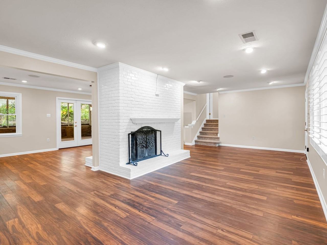 111 Dogwood Dr - Photo 3 of 31