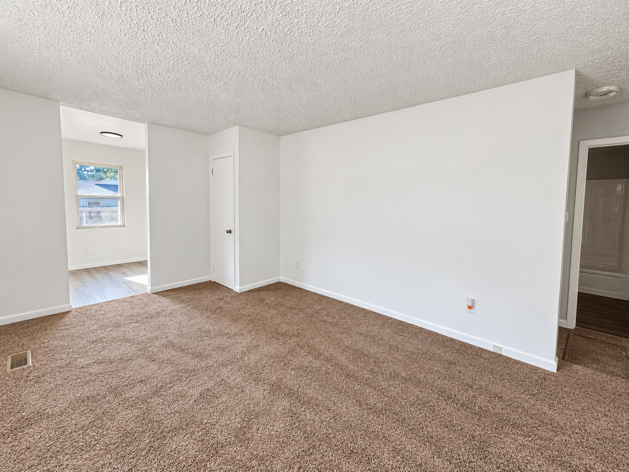 2720 Parklawn Ave Sw - Photo 3 of 9