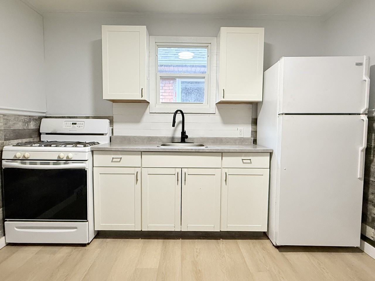 1011 Albert Rd - Photo 2 of 12